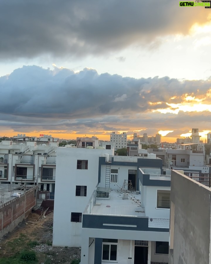 Mousha Khatri - 4.1K Likes - Just posting these for the vibe 🌞📷

#shootday #bts #sunsets #jaipurcity #pinkcity #calmskies #goldenhour #happyhour #happyme #randomclick #grateful