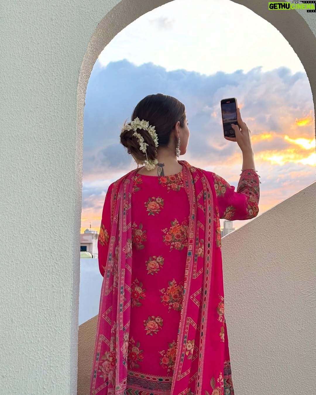 Mousha Khatri - 4.1K Likes - Just posting these for the vibe 🌞📷

#shootday #bts #sunsets #jaipurcity #pinkcity #calmskies #goldenhour #happyhour #happyme #randomclick #grateful