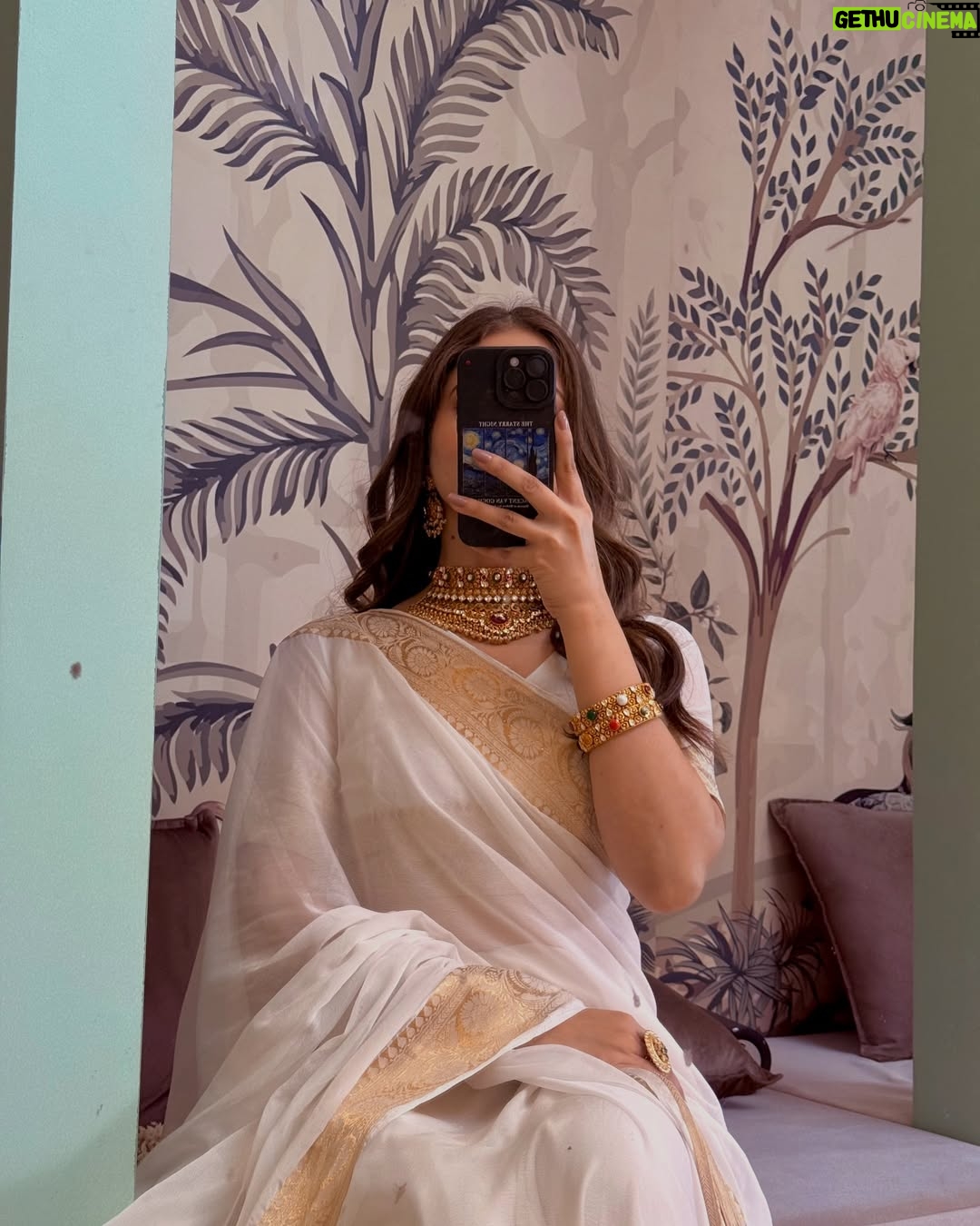 Mousha Khatri - 4.1K Likes - Just posting these for the vibe 🌞📷

#shootday #bts #sunsets #jaipurcity #pinkcity #calmskies #goldenhour #happyhour #happyme #randomclick #grateful