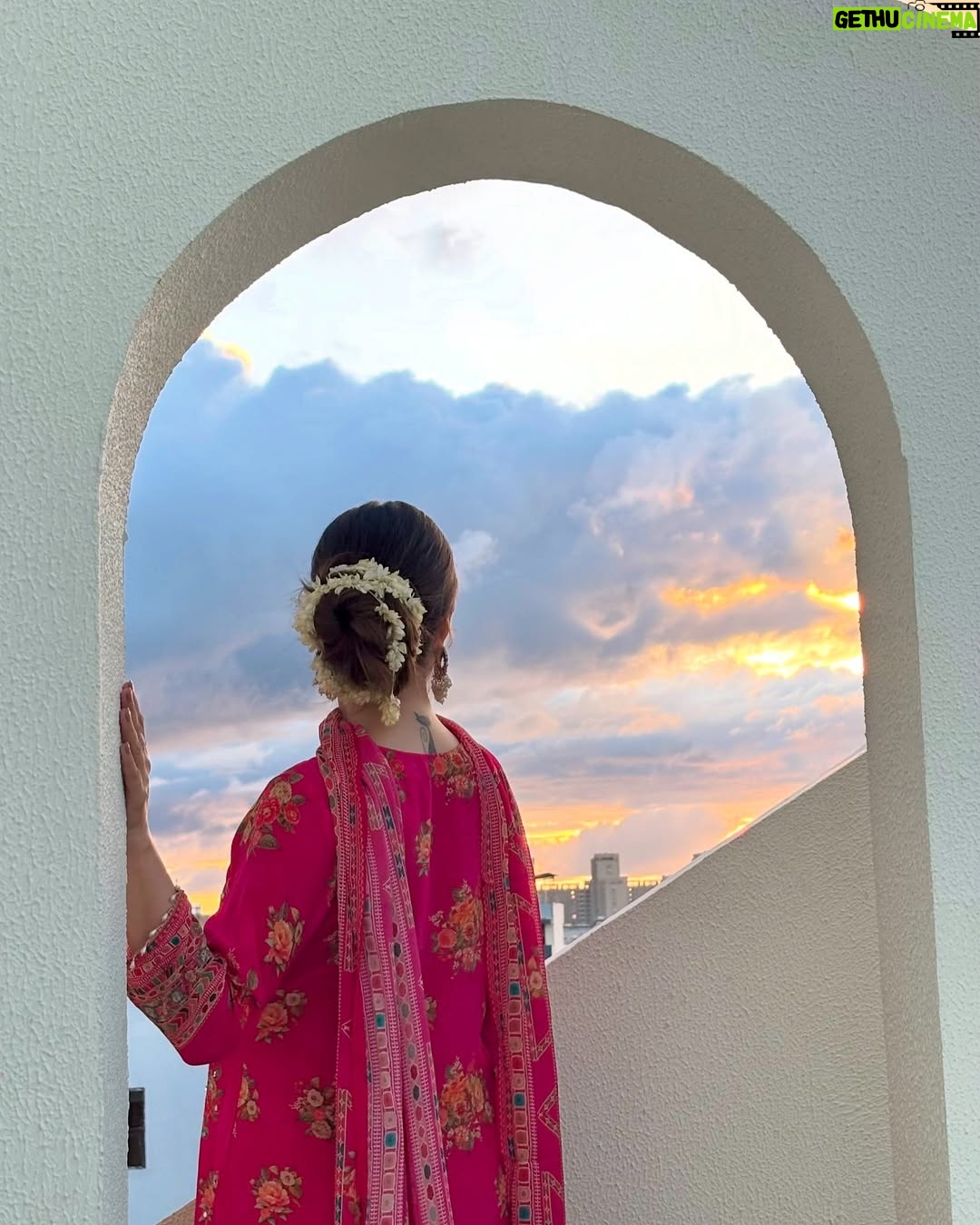 Mousha Khatri - 4.1K Likes - Just posting these for the vibe 🌞📷

#shootday #bts #sunsets #jaipurcity #pinkcity #calmskies #goldenhour #happyhour #happyme #randomclick #grateful