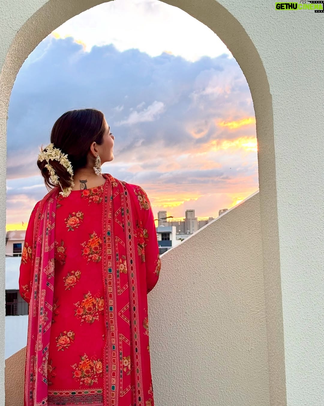 Mousha Khatri - 4.1K Likes - Just posting these for the vibe 🌞📷

#shootday #bts #sunsets #jaipurcity #pinkcity #calmskies #goldenhour #happyhour #happyme #randomclick #grateful
