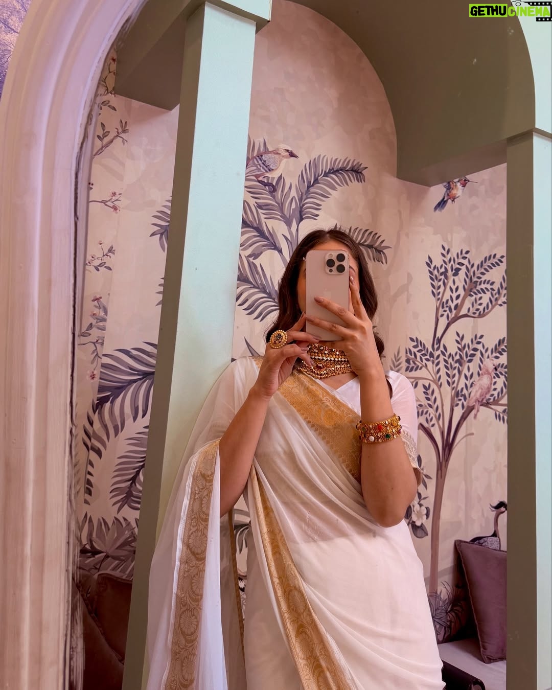 Mousha Khatri - 4.1K Likes - Just posting these for the vibe 🌞📷

#shootday #bts #sunsets #jaipurcity #pinkcity #calmskies #goldenhour #happyhour #happyme #randomclick #grateful