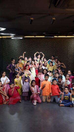 Mridhula korapati Instagram - Diwali hits different with these littles by my side 💛🪔
Dm to join our classes @natyataara
📸 : @seyonarastudios
✂️ : @kr__studios_
#mridhulakorapati #studentofnatyataara