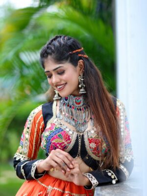 Mridhula korapati Instagram - Radiance ✨
comment ur fav pic 🔱
Makeup : @glownshine_bridalmakeover
Camera : @kickyoga
Location : @elementsoneastcoast
Outfit : @avira_gurukul
Earrings : @aabaranam_adyar
#navaratri #mridhulakorapati