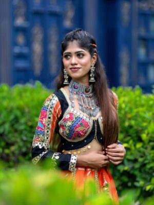 Mridhula korapati Instagram - Radiance ✨
comment ur fav pic 🔱
Makeup : @glownshine_bridalmakeover
Camera : @kickyoga
Location : @elementsoneastcoast
Outfit : @avira_gurukul
Earrings : @aabaranam_adyar
#navaratri #mridhulakorapati