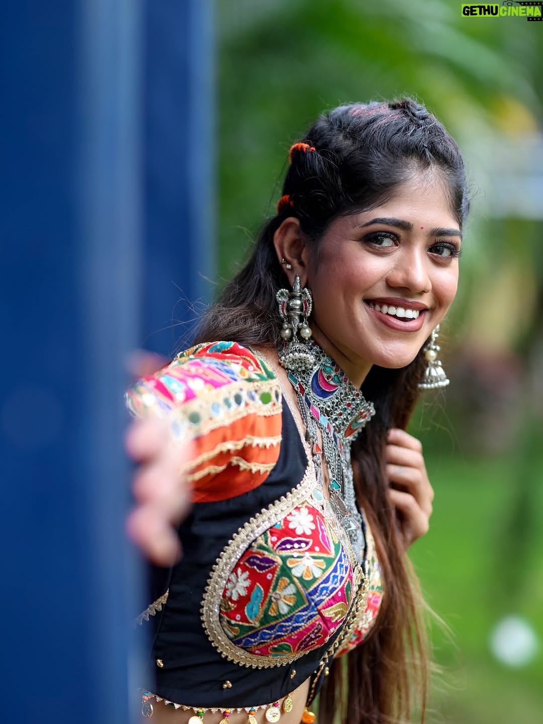 Mridhula korapati - 11.3K Likes - Radiance ✨

comment ur fav pic 🔱
Makeup : @glownshine_bridalmakeover
Camera : @kickyoga
Location : @elementsoneastcoast
Outfit : @avira_gurukul
Earrings : @aabaranam_adyar 

#navaratri #mridhulakorapati