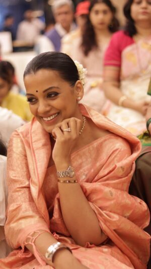 Mugdha Godse Instagram - With the Loving Grace of my Beloved Master ‘Shri Tarneiv ji’ we did a successful evening of
‘Krsna Vandana’ 108 Names & Qualities of Lord Krsnaa…
In Mumbai for the first time and we loved every part of it…
With friends & family gathered together we commenced our evening, followed by more Bhajans performed by @aviraasmusic & group brought smile and joy to everyone present…
Thank you all for joining in…
many more such beautiful evenings to follow…
Stay tuned… 🙏🏽🙌🌹
#tarneivji #krsnavandana #gratitude #bellymeditation #love #silence #mugdhaveiragodse #rahuldev #mumbai #maharashtra #mumbaiculture #amchimumbai