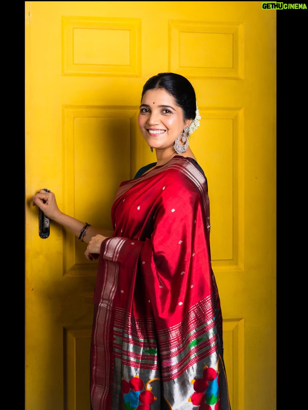Mukta Barve - 18K Likes - परवा एका special निमित्ताने तयार व्हायचं होतं. @verymuchindian.official नी त्यांच्या देखण्या collection मधून , एक सुंदर पैठणी पाठवली, 
 मला हॅन्डलूम वापरायला नेहमिच आवडतं त्यामुळे त्यांचं collection मला खूप आवडलं. 
Look design करण्यासाठी @aa_he_de ला फोन केला. Makeup hairstyling तर आहेच पण त्यानी अगदी उत्साहानी दागिने काय घालावेत पासून फोटो कोणी काढावेत पर्यंत सगळं ठरवलं. गजऱ्या पासून ते nose pin पर्यंतचं सगळं detailing त्यांनी अगदी नजाकतीनी केलं. आशिष you are a sweetheart 🤗❤️
@shalakabhat नी hairstyling आणि साडी draping अगदी flawlessly खूप प्रेमानी आणि मनापासून केलं. ❤️🤗
@houseofaadyaa चे दागिने या आधीही वापरले आहेत ,पण चांदबाली सिरीज मधले इतके बोल्ड earrings पहिल्यांदाच घातले, आणि खूपच आवडले .
@prerna_nidhalkar चं विंशेष कौतुक. 
मी Actor म्हणून खूप वर्ष camera समोर वावरते , पण तरी model म्हणून फोटो काढून घेणं हे काही मला फारसं आवडत नाही. पण आपल्याला कळण्या आधि इंजेक्शन देणारे डॅाक्टर कसे आपल्याला आवडतात तसेच फोटोग्राफर्सही मला आवडतात. प्रेरणा आणि तिच्या टिमनी असेच मला कळायच्या आत सुंदर फोटो काढले, त्यांच मनापासून कौतुक. 🤗❤️
#saari #award #makeup #hairstyle #gajra #red #wonaninred #maharashtra #redandblue #muktabarve #beyondmuktabarve #lovesaari #actor #photo 
In frame: @muktabarve 
Saree: @verymuchindian.official 
Blouse: @label_anisha_borkar 
Look and makeup design: @aa_he_de
Hair by: @shalakabhat
Jwellery: @houseofaadyaa

Photography: @prerna_nidhalkar @kathik_capturing_tales
Assist by: @kunal_disale @shiva_ni16666666