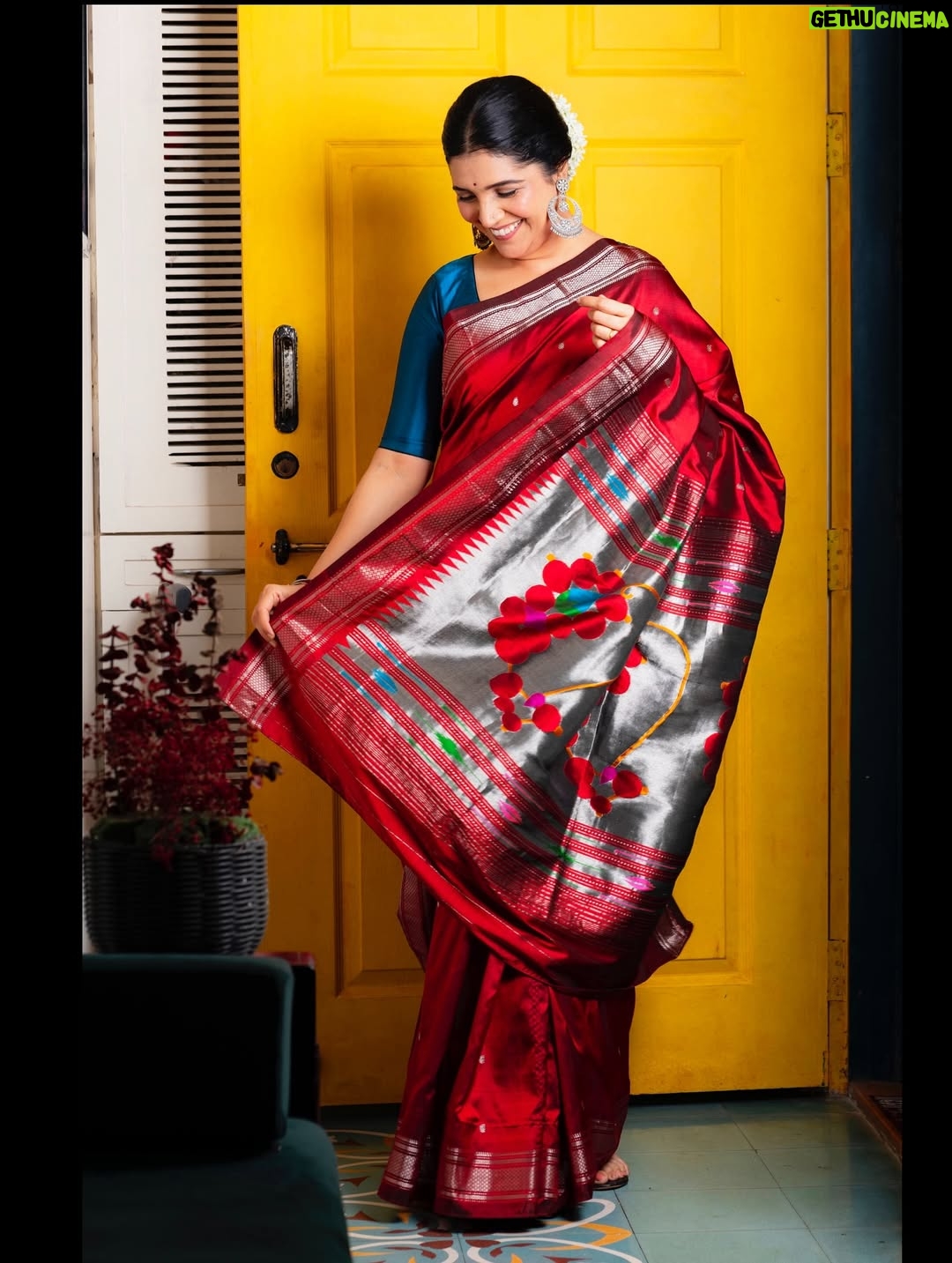 Mukta Barve - 18K Likes - परवा एका special निमित्ताने तयार व्हायचं होतं. @verymuchindian.official नी त्यांच्या देखण्या collection मधून , एक सुंदर पैठणी पाठवली, 
 मला हॅन्डलूम वापरायला नेहमिच आवडतं त्यामुळे त्यांचं collection मला खूप आवडलं. 
Look design करण्यासाठी @aa_he_de ला फोन केला. Makeup hairstyling तर आहेच पण त्यानी अगदी उत्साहानी दागिने काय घालावेत पासून फोटो कोणी काढावेत पर्यंत सगळं ठरवलं. गजऱ्या पासून ते nose pin पर्यंतचं सगळं detailing त्यांनी अगदी नजाकतीनी केलं. आशिष you are a sweetheart 🤗❤️
@shalakabhat नी hairstyling आणि साडी draping अगदी flawlessly खूप प्रेमानी आणि मनापासून केलं. ❤️🤗
@houseofaadyaa चे दागिने या आधीही वापरले आहेत ,पण चांदबाली सिरीज मधले इतके बोल्ड earrings पहिल्यांदाच घातले, आणि खूपच आवडले .
@prerna_nidhalkar चं विंशेष कौतुक. 
मी Actor म्हणून खूप वर्ष camera समोर वावरते , पण तरी model म्हणून फोटो काढून घेणं हे काही मला फारसं आवडत नाही. पण आपल्याला कळण्या आधि इंजेक्शन देणारे डॅाक्टर कसे आपल्याला आवडतात तसेच फोटोग्राफर्सही मला आवडतात. प्रेरणा आणि तिच्या टिमनी असेच मला कळायच्या आत सुंदर फोटो काढले, त्यांच मनापासून कौतुक. 🤗❤️
#saari #award #makeup #hairstyle #gajra #red #wonaninred #maharashtra #redandblue #muktabarve #beyondmuktabarve #lovesaari #actor #photo 
In frame: @muktabarve 
Saree: @verymuchindian.official 
Blouse: @label_anisha_borkar 
Look and makeup design: @aa_he_de
Hair by: @shalakabhat
Jwellery: @houseofaadyaa

Photography: @prerna_nidhalkar @kathik_capturing_tales
Assist by: @kunal_disale @shiva_ni16666666