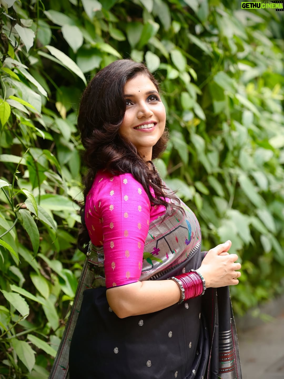 Mukta Barve - 36.3K Likes - तर पुरस्कारासाठी छान तयार व्हयचं ठरवलं, आणि वाटलं या दिवसाच्या आठवणी म्हणजे काहीतरी फोटो, व्हिडिओ आपल्याकडे असतील तर.. सेल्फी तरी किती काढणार ना.! म्हणून हक्काने @vaibhavshetkar ला फोन केला. तो म्हणाला “फक्त तारीख आणि वेळ कळवा,बाकी सगळं मी करतो” ठरल्या प्रमाणे त्यानी @pranavbhadarge ला पाठवलं आणि त्यानी सुंदर फोटोज् , व्हिडिओज् शूट केले. तुम्हा दोघांनाही खरंच खूप मनापासून Thank you ❤️
आई नी कौतुकानी घेतलेली पैठणी.
त्यावर @label_anisha_borkar  नी डिझाईन केलेला ब्लाऊज. 
@smitten_makeuphair नी केलेला अप्रतिम Makeup and hairstyling. 
या सगळ्यांच्या कष्टामुळे त्या दिवशी मी मात्र फारच छान छान compliments घेत मिरवत होते ☺️

#paithani #marathi #photographer #award #maharashtra #makeup #black #blacksaari #saari #saarilover #muktabarve #beyondmukta #reel #insta #instaphoto #handloom
