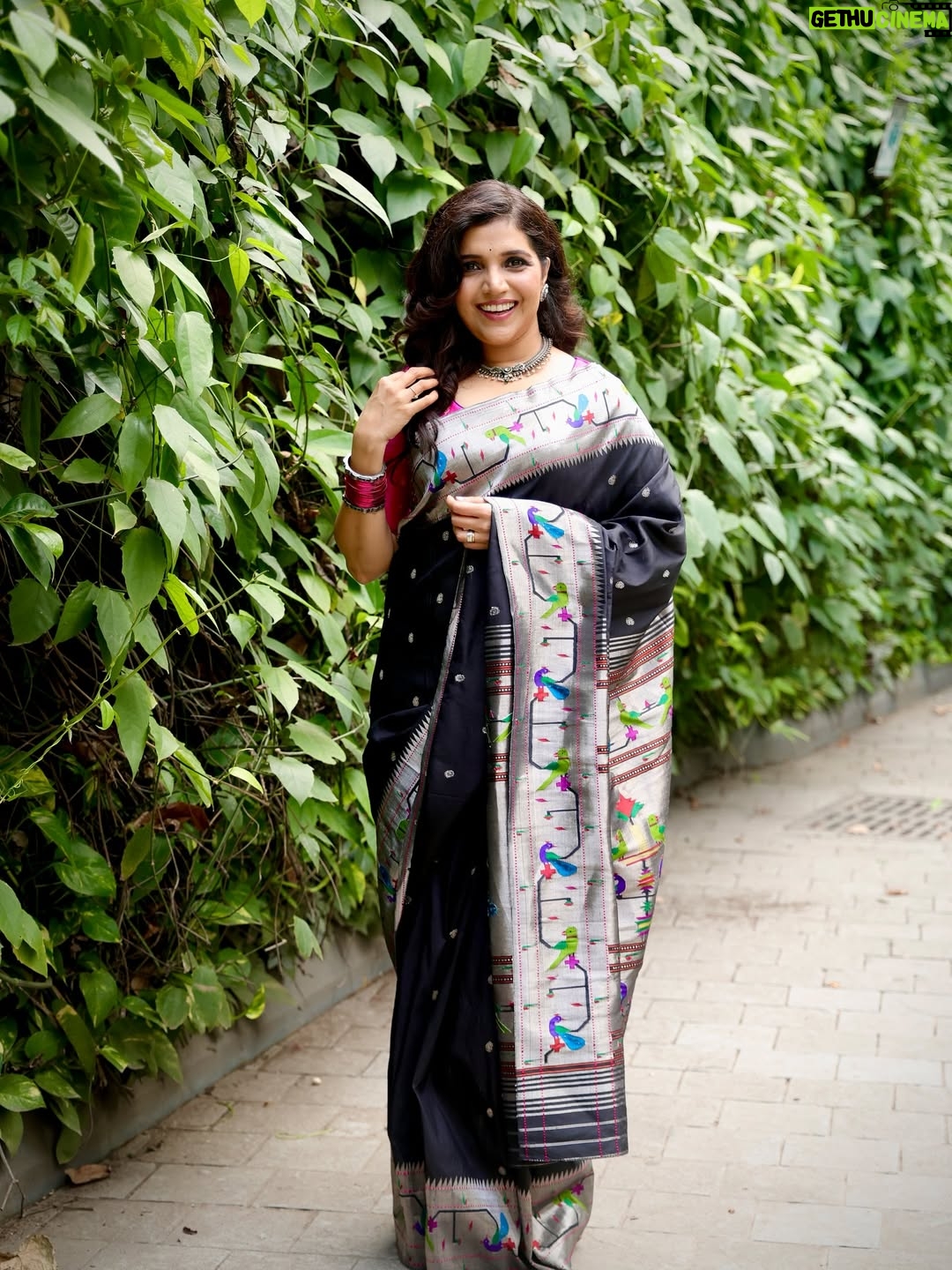 Mukta Barve - 36.3K Likes - तर पुरस्कारासाठी छान तयार व्हयचं ठरवलं, आणि वाटलं या दिवसाच्या आठवणी म्हणजे काहीतरी फोटो, व्हिडिओ आपल्याकडे असतील तर.. सेल्फी तरी किती काढणार ना.! म्हणून हक्काने @vaibhavshetkar ला फोन केला. तो म्हणाला “फक्त तारीख आणि वेळ कळवा,बाकी सगळं मी करतो” ठरल्या प्रमाणे त्यानी @pranavbhadarge ला पाठवलं आणि त्यानी सुंदर फोटोज् , व्हिडिओज् शूट केले. तुम्हा दोघांनाही खरंच खूप मनापासून Thank you ❤️
आई नी कौतुकानी घेतलेली पैठणी.
त्यावर @label_anisha_borkar  नी डिझाईन केलेला ब्लाऊज. 
@smitten_makeuphair नी केलेला अप्रतिम Makeup and hairstyling. 
या सगळ्यांच्या कष्टामुळे त्या दिवशी मी मात्र फारच छान छान compliments घेत मिरवत होते ☺️

#paithani #marathi #photographer #award #maharashtra #makeup #black #blacksaari #saari #saarilover #muktabarve #beyondmukta #reel #insta #instaphoto #handloom