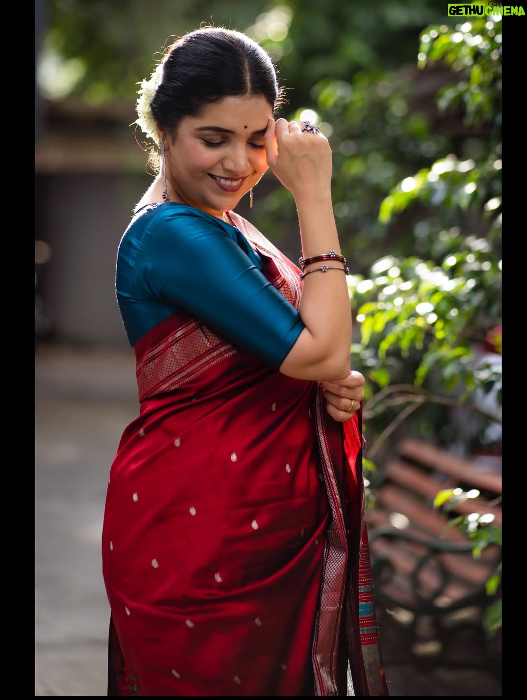Mukta Barve - 18K Likes - परवा एका special निमित्ताने तयार व्हायचं होतं. @verymuchindian.official नी त्यांच्या देखण्या collection मधून , एक सुंदर पैठणी पाठवली, 
 मला हॅन्डलूम वापरायला नेहमिच आवडतं त्यामुळे त्यांचं collection मला खूप आवडलं. 
Look design करण्यासाठी @aa_he_de ला फोन केला. Makeup hairstyling तर आहेच पण त्यानी अगदी उत्साहानी दागिने काय घालावेत पासून फोटो कोणी काढावेत पर्यंत सगळं ठरवलं. गजऱ्या पासून ते nose pin पर्यंतचं सगळं detailing त्यांनी अगदी नजाकतीनी केलं. आशिष you are a sweetheart 🤗❤️
@shalakabhat नी hairstyling आणि साडी draping अगदी flawlessly खूप प्रेमानी आणि मनापासून केलं. ❤️🤗
@houseofaadyaa चे दागिने या आधीही वापरले आहेत ,पण चांदबाली सिरीज मधले इतके बोल्ड earrings पहिल्यांदाच घातले, आणि खूपच आवडले .
@prerna_nidhalkar चं विंशेष कौतुक. 
मी Actor म्हणून खूप वर्ष camera समोर वावरते , पण तरी model म्हणून फोटो काढून घेणं हे काही मला फारसं आवडत नाही. पण आपल्याला कळण्या आधि इंजेक्शन देणारे डॅाक्टर कसे आपल्याला आवडतात तसेच फोटोग्राफर्सही मला आवडतात. प्रेरणा आणि तिच्या टिमनी असेच मला कळायच्या आत सुंदर फोटो काढले, त्यांच मनापासून कौतुक. 🤗❤️
#saari #award #makeup #hairstyle #gajra #red #wonaninred #maharashtra #redandblue #muktabarve #beyondmuktabarve #lovesaari #actor #photo 
In frame: @muktabarve 
Saree: @verymuchindian.official 
Blouse: @label_anisha_borkar 
Look and makeup design: @aa_he_de
Hair by: @shalakabhat
Jwellery: @houseofaadyaa

Photography: @prerna_nidhalkar @kathik_capturing_tales
Assist by: @kunal_disale @shiva_ni16666666