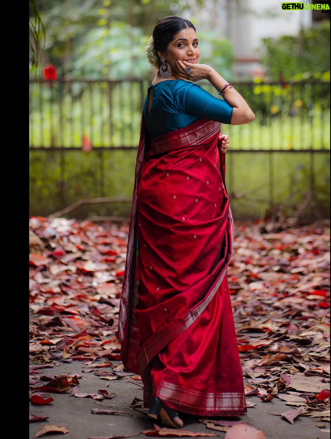 Mukta Barve - 18K Likes - परवा एका special निमित्ताने तयार व्हायचं होतं. @verymuchindian.official नी त्यांच्या देखण्या collection मधून , एक सुंदर पैठणी पाठवली, 
 मला हॅन्डलूम वापरायला नेहमिच आवडतं त्यामुळे त्यांचं collection मला खूप आवडलं. 
Look design करण्यासाठी @aa_he_de ला फोन केला. Makeup hairstyling तर आहेच पण त्यानी अगदी उत्साहानी दागिने काय घालावेत पासून फोटो कोणी काढावेत पर्यंत सगळं ठरवलं. गजऱ्या पासून ते nose pin पर्यंतचं सगळं detailing त्यांनी अगदी नजाकतीनी केलं. आशिष you are a sweetheart 🤗❤️
@shalakabhat नी hairstyling आणि साडी draping अगदी flawlessly खूप प्रेमानी आणि मनापासून केलं. ❤️🤗
@houseofaadyaa चे दागिने या आधीही वापरले आहेत ,पण चांदबाली सिरीज मधले इतके बोल्ड earrings पहिल्यांदाच घातले, आणि खूपच आवडले .
@prerna_nidhalkar चं विंशेष कौतुक. 
मी Actor म्हणून खूप वर्ष camera समोर वावरते , पण तरी model म्हणून फोटो काढून घेणं हे काही मला फारसं आवडत नाही. पण आपल्याला कळण्या आधि इंजेक्शन देणारे डॅाक्टर कसे आपल्याला आवडतात तसेच फोटोग्राफर्सही मला आवडतात. प्रेरणा आणि तिच्या टिमनी असेच मला कळायच्या आत सुंदर फोटो काढले, त्यांच मनापासून कौतुक. 🤗❤️
#saari #award #makeup #hairstyle #gajra #red #wonaninred #maharashtra #redandblue #muktabarve #beyondmuktabarve #lovesaari #actor #photo 
In frame: @muktabarve 
Saree: @verymuchindian.official 
Blouse: @label_anisha_borkar 
Look and makeup design: @aa_he_de
Hair by: @shalakabhat
Jwellery: @houseofaadyaa

Photography: @prerna_nidhalkar @kathik_capturing_tales
Assist by: @kunal_disale @shiva_ni16666666