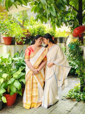 Muktha Instagram - അങ്ങനെ. ... ഈ ഓണത്തിന് തനിയെ ആദ്യമായ്  സദ്യ ഉണ്ടാക്കി കഴിച്ചു 🥰 💃🏻💃🏻💃🏻💃🏻💃🏻
with My Family 🥰 🌸🌼🌺
