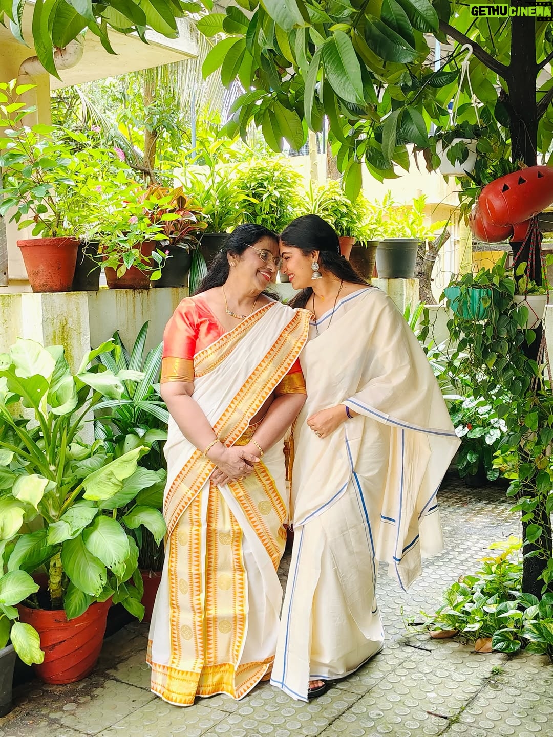 Muktha - 22.3K Likes - അങ്ങനെ. ... ഈ ഓണത്തിന് തനിയെ ആദ്യമായ്  സദ്യ ഉണ്ടാക്കി കഴിച്ചു 🥰 💃🏻💃🏻💃🏻💃🏻💃🏻
with My Family 🥰 🌸🌼🌺