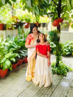 Muktha Instagram - അങ്ങനെ. ... ഈ ഓണത്തിന് തനിയെ ആദ്യമായ്  സദ്യ ഉണ്ടാക്കി കഴിച്ചു 🥰 💃🏻💃🏻💃🏻💃🏻💃🏻
with My Family 🥰 🌸🌼🌺
