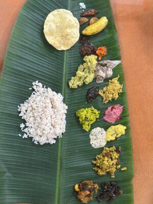 Muktha Instagram - അങ്ങനെ. ... ഈ ഓണത്തിന് തനിയെ ആദ്യമായ്  സദ്യ ഉണ്ടാക്കി കഴിച്ചു 🥰 💃🏻💃🏻💃🏻💃🏻💃🏻
with My Family 🥰 🌸🌼🌺