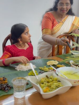 Muktha Instagram - അങ്ങനെ. ... ഈ ഓണത്തിന് തനിയെ ആദ്യമായ്  സദ്യ ഉണ്ടാക്കി കഴിച്ചു 🥰 💃🏻💃🏻💃🏻💃🏻💃🏻
with My Family 🥰 🌸🌼🌺