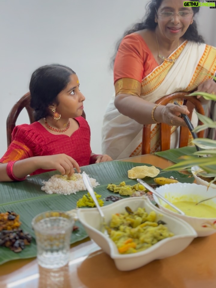 Muktha - 22.3K Likes - അങ്ങനെ. ... ഈ ഓണത്തിന് തനിയെ ആദ്യമായ്  സദ്യ ഉണ്ടാക്കി കഴിച്ചു 🥰 💃🏻💃🏻💃🏻💃🏻💃🏻
with My Family 🥰 🌸🌼🌺