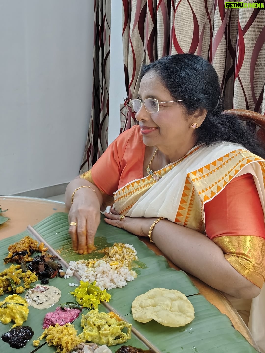 Muktha - 22.3K Likes - അങ്ങനെ. ... ഈ ഓണത്തിന് തനിയെ ആദ്യമായ്  സദ്യ ഉണ്ടാക്കി കഴിച്ചു 🥰 💃🏻💃🏻💃🏻💃🏻💃🏻
with My Family 🥰 🌸🌼🌺