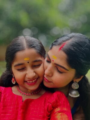 Muktha Instagram - അങ്ങനെ. ... ഈ ഓണത്തിന് തനിയെ ആദ്യമായ്  സദ്യ ഉണ്ടാക്കി കഴിച്ചു 🥰 💃🏻💃🏻💃🏻💃🏻💃🏻
with My Family 🥰 🌸🌼🌺