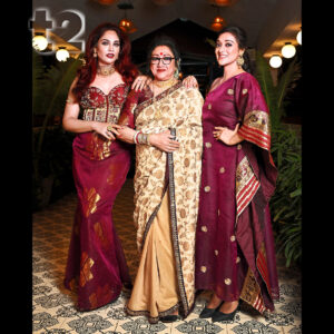 Mumtaz Sorcar Instagram - The P.C. Sorcar family decked up glam in Chandri Mukherjee’s festive attires for a t2 special Mahalaya shoot at Polo Floatel. An album from the magical evening
To read the full story, check link in bio
@sencogoldanddiamonds @polofloatel @nooralambabai