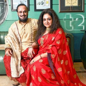 Mumtaz Sorcar Instagram - The P.C. Sorcar family decked up glam in Chandri Mukherjee’s festive attires for a t2 special Mahalaya shoot at Polo Floatel. An album from the magical evening
To read the full story, check link in bio
@sencogoldanddiamonds @polofloatel @nooralambabai