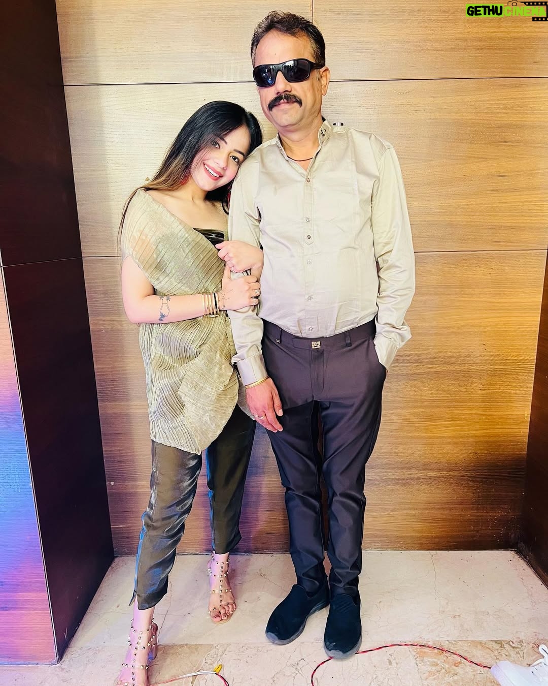 Muskan Panjwani - 4.9K Likes - These people are my happy place🫶🏻🧿