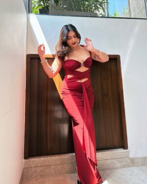 Muskan Roy Instagram - I’d like to be buried in this dress 😌