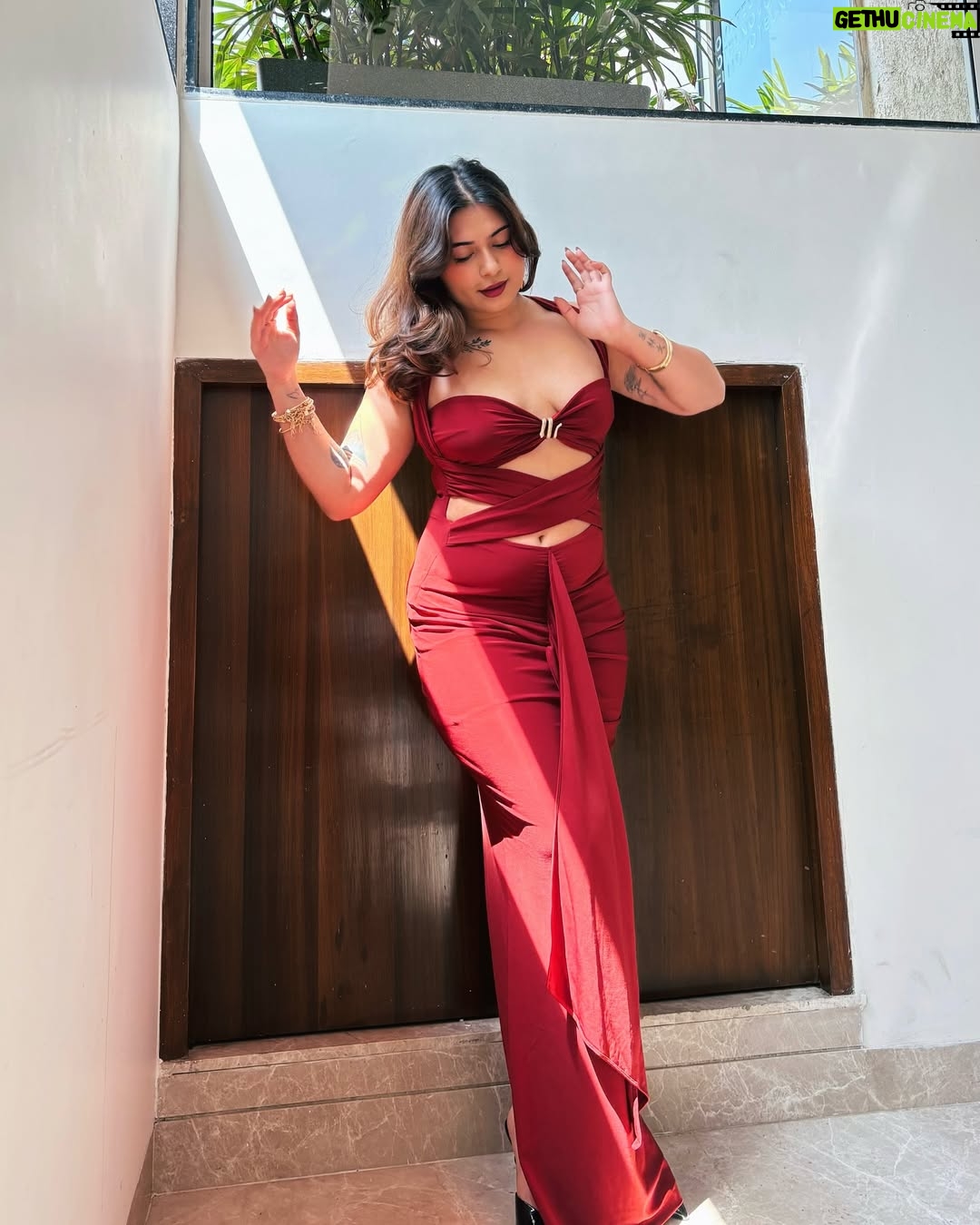 Muskan Roy - 4.9K Likes - I’d like to be buried in this dress 😌