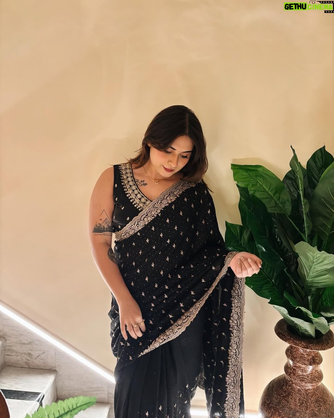 Muskan Roy - 4.7K Likes - zaalima ✨

wearing: @geetanjaliplaza