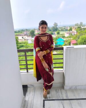 Muskan Thakur Instagram - 😍❣️😍
#ootd #punjabi #himachali #suit #girl #viral #trending #explore #muskan____thakur