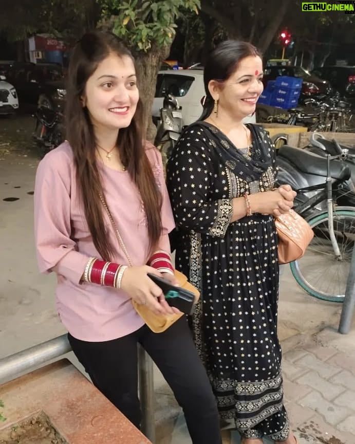 Muskan Thakur - 6.4K Likes - 💞🖤💞
#ootd #chandigarh #thegreatkababfactory