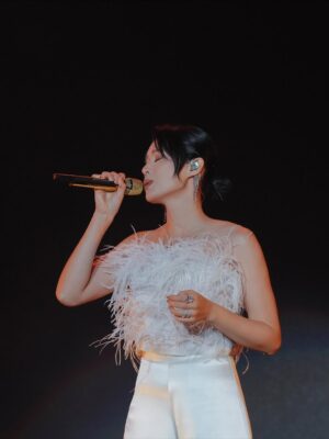 Myolie Wu Hang-Yee Instagram - 我們都是一起長大的，從「耀舞長安」，我們就開始熟絡，你也開始叫我「大佬」，在我眼裡你真的是一個模範女孩，漂亮、孝順、真誠、熱愛工作、溫柔，從不會有任何壞新聞，因為你就是這麼好，到後來見證你找到你的黑馬，結婚生子，到現在，可以做你的演唱會嘉賓，希望我可以一直見證你人生路上的各個里程碑！ 💪🏻❤️😘 @chungkayanlinda 
PS: 多謝你比個機會我再唱「幸而」 🤭
#believeinyourself #鍾嘉欣