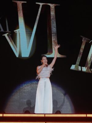 Myolie Wu Hang-Yee Instagram - 我們都是一起長大的，從「耀舞長安」，我們就開始熟絡，你也開始叫我「大佬」，在我眼裡你真的是一個模範女孩，漂亮、孝順、真誠、熱愛工作、溫柔，從不會有任何壞新聞，因為你就是這麼好，到後來見證你找到你的黑馬，結婚生子，到現在，可以做你的演唱會嘉賓，希望我可以一直見證你人生路上的各個里程碑！ 💪🏻❤️😘 @chungkayanlinda 
PS: 多謝你比個機會我再唱「幸而」 🤭
#believeinyourself #鍾嘉欣