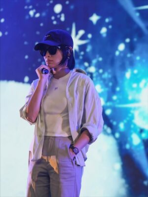 Myolie Wu Hang-Yee Instagram - 我們都是一起長大的，從「耀舞長安」，我們就開始熟絡，你也開始叫我「大佬」，在我眼裡你真的是一個模範女孩，漂亮、孝順、真誠、熱愛工作、溫柔，從不會有任何壞新聞，因為你就是這麼好，到後來見證你找到你的黑馬，結婚生子，到現在，可以做你的演唱會嘉賓，希望我可以一直見證你人生路上的各個里程碑！ 💪🏻❤️😘 @chungkayanlinda 
PS: 多謝你比個機會我再唱「幸而」 🤭
#believeinyourself #鍾嘉欣