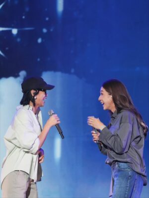Myolie Wu Hang-Yee Instagram - 我們都是一起長大的，從「耀舞長安」，我們就開始熟絡，你也開始叫我「大佬」，在我眼裡你真的是一個模範女孩，漂亮、孝順、真誠、熱愛工作、溫柔，從不會有任何壞新聞，因為你就是這麼好，到後來見證你找到你的黑馬，結婚生子，到現在，可以做你的演唱會嘉賓，希望我可以一直見證你人生路上的各個里程碑！ 💪🏻❤️😘 @chungkayanlinda 
PS: 多謝你比個機會我再唱「幸而」 🤭
#believeinyourself #鍾嘉欣