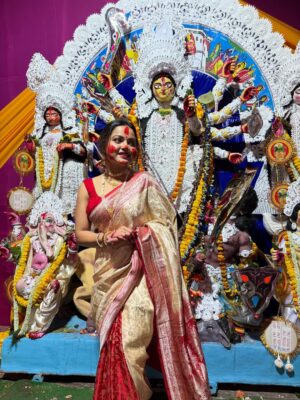 Nabanita Das Instagram - মা যে এবার যাওয়ার সাজে, বিসর্জনের বাজনা বাজে, 
বলুক সবাই মুখর রবে, আসছে বছর আবার হবে..🙏 
শুভ বিজয়া দশমী..❤️
#durgapuja2025 #bijoyadashami