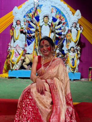Nabanita Das Instagram - মা যে এবার যাওয়ার সাজে, বিসর্জনের বাজনা বাজে, 
বলুক সবাই মুখর রবে, আসছে বছর আবার হবে..🙏 
শুভ বিজয়া দশমী..❤️
#durgapuja2025 #bijoyadashami