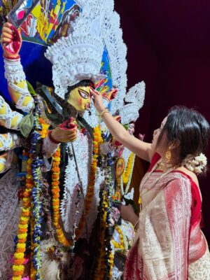 Nabanita Das Instagram - মা যে এবার যাওয়ার সাজে, বিসর্জনের বাজনা বাজে, 
বলুক সবাই মুখর রবে, আসছে বছর আবার হবে..🙏 
শুভ বিজয়া দশমী..❤️
#durgapuja2025 #bijoyadashami