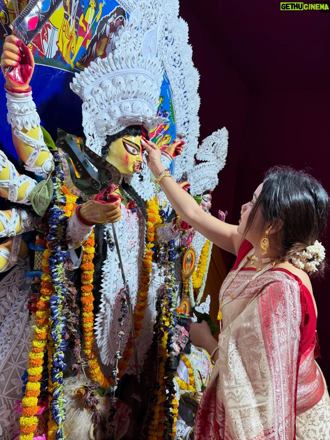 Nabanita Das - 11.5K Likes - মা যে এবার যাওয়ার সাজে, বিসর্জনের বাজনা বাজে, 
বলুক সবাই মুখর রবে, আসছে বছর আবার হবে..🙏 
শুভ বিজয়া দশমী..❤️
#durgapuja2025 #bijoyadashami