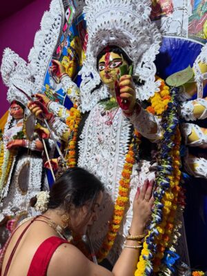 Nabanita Das Instagram - মা যে এবার যাওয়ার সাজে, বিসর্জনের বাজনা বাজে, 
বলুক সবাই মুখর রবে, আসছে বছর আবার হবে..🙏 
শুভ বিজয়া দশমী..❤️
#durgapuja2025 #bijoyadashami