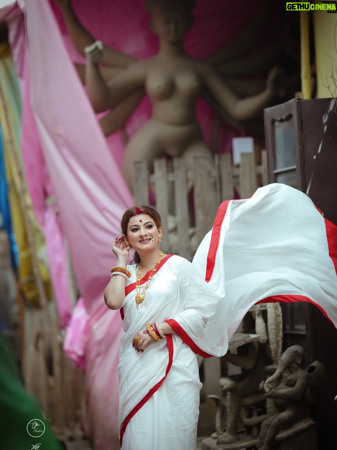 Nabanita Malakar - 15K Likes - दुर्गे परेशि शुभदेशि परात्परेशि
 वन्द्ये महेशदयिते करुणार्णवेशि ।
स्तुत्ये स्वधे सकलतापहरे सुरेशि
 कृष्णस्तुते कुरु कृपां ललितेऽखिलेशि ॥
 
🔱🙏🏻😇🧿✨💫

Shoot organised by  @madhurisa_officials_ ♥️

#agomoni #shoot  #durga #puja  #blessings  #peace #God #jayganesh #harharmahadev  #reelitfeelit #photoshoot #instamood #nabanitamalakar 

@its_.bee._ 
@saudipmondal07
@cine_rohann 
@sourav_mondal_collection 
@suman.khanra.3551