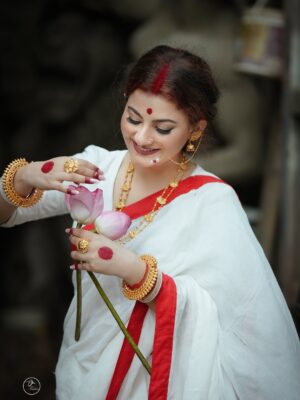 Nabanita Malakar Instagram - दुर्गे परेशि शुभदेशि परात्परेशि
 वन्द्ये महेशदयिते करुणार्णवेशि ।
स्तुत्ये स्वधे सकलतापहरे सुरेशि
 कृष्णस्तुते कुरु कृपां ललितेऽखिलेशि ॥
 
🔱🙏🏻😇🧿✨💫

Shoot organised by  @madhurisa_officials_ ♥️

#agomoni #shoot  #durga #puja  #blessings  #peace #God #jayganesh #harharmahadev  #reelitfeelit #photoshoot #instamood #nabanitamalakar 

@its_.bee._ 
@saudipmondal07
@cine_rohann 
@sourav_mondal_collection 
@suman.khanra.3551