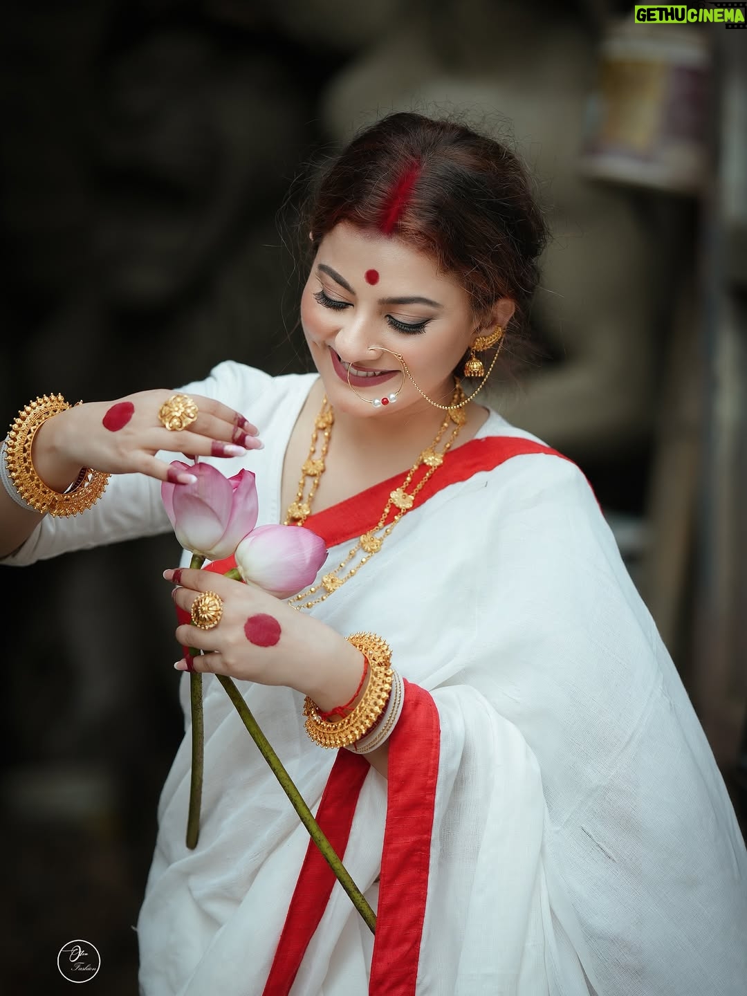 Nabanita Malakar - 15K Likes - दुर्गे परेशि शुभदेशि परात्परेशि
 वन्द्ये महेशदयिते करुणार्णवेशि ।
स्तुत्ये स्वधे सकलतापहरे सुरेशि
 कृष्णस्तुते कुरु कृपां ललितेऽखिलेशि ॥
 
🔱🙏🏻😇🧿✨💫

Shoot organised by  @madhurisa_officials_ ♥️

#agomoni #shoot  #durga #puja  #blessings  #peace #God #jayganesh #harharmahadev  #reelitfeelit #photoshoot #instamood #nabanitamalakar 

@its_.bee._ 
@saudipmondal07
@cine_rohann 
@sourav_mondal_collection 
@suman.khanra.3551
