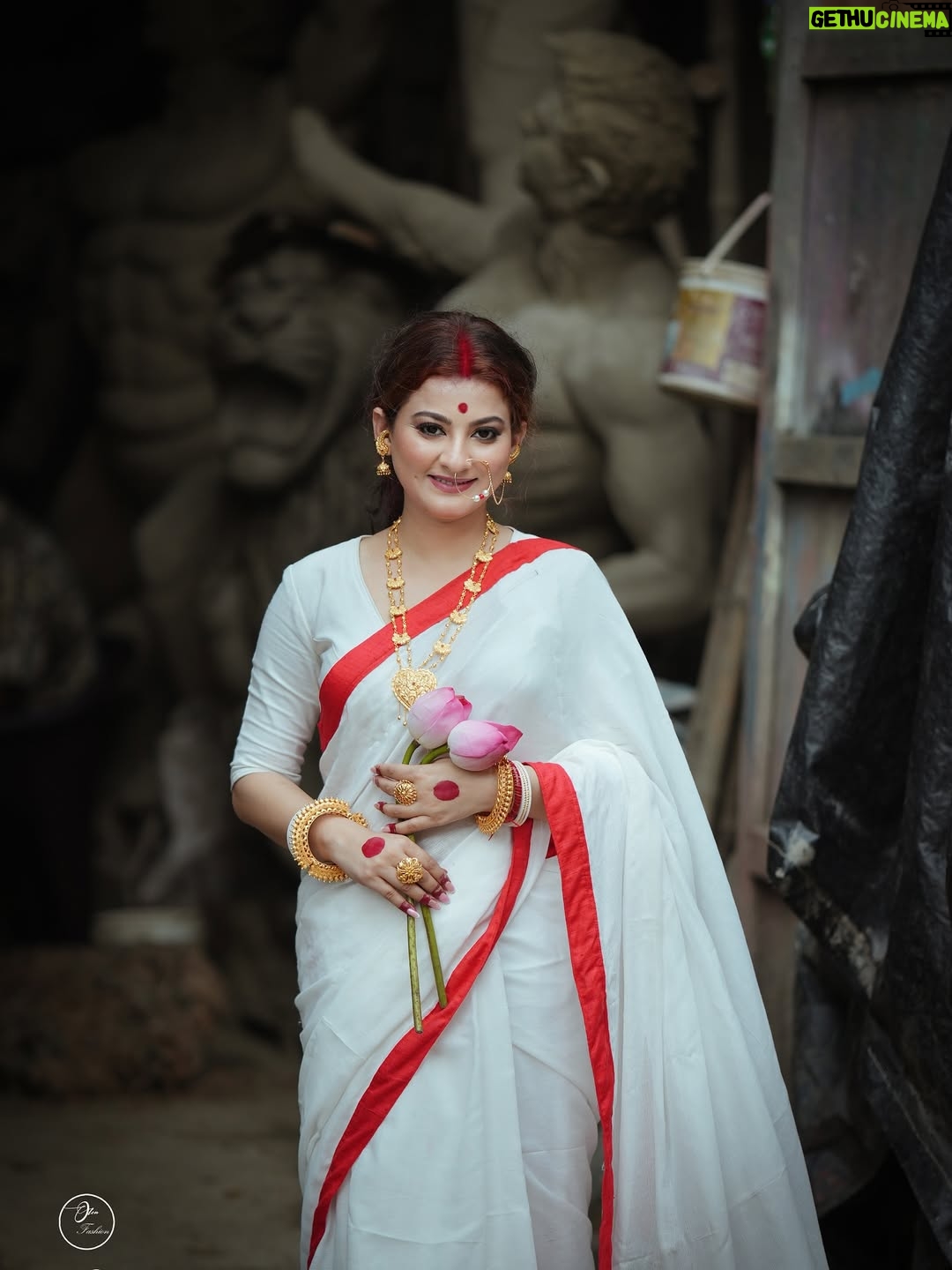 Nabanita Malakar - 15K Likes - दुर्गे परेशि शुभदेशि परात्परेशि
 वन्द्ये महेशदयिते करुणार्णवेशि ।
स्तुत्ये स्वधे सकलतापहरे सुरेशि
 कृष्णस्तुते कुरु कृपां ललितेऽखिलेशि ॥
 
🔱🙏🏻😇🧿✨💫

Shoot organised by  @madhurisa_officials_ ♥️

#agomoni #shoot  #durga #puja  #blessings  #peace #God #jayganesh #harharmahadev  #reelitfeelit #photoshoot #instamood #nabanitamalakar 

@its_.bee._ 
@saudipmondal07
@cine_rohann 
@sourav_mondal_collection 
@suman.khanra.3551