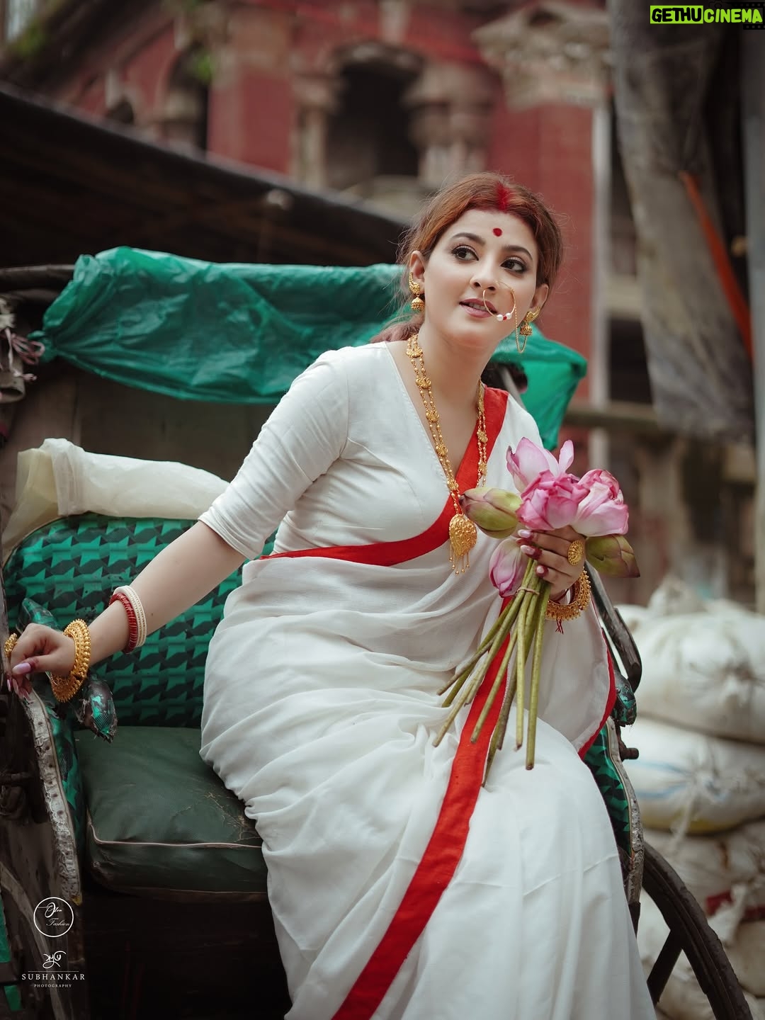 Nabanita Malakar - 15K Likes - दुर्गे परेशि शुभदेशि परात्परेशि
 वन्द्ये महेशदयिते करुणार्णवेशि ।
स्तुत्ये स्वधे सकलतापहरे सुरेशि
 कृष्णस्तुते कुरु कृपां ललितेऽखिलेशि ॥
 
🔱🙏🏻😇🧿✨💫

Shoot organised by  @madhurisa_officials_ ♥️

#agomoni #shoot  #durga #puja  #blessings  #peace #God #jayganesh #harharmahadev  #reelitfeelit #photoshoot #instamood #nabanitamalakar 

@its_.bee._ 
@saudipmondal07
@cine_rohann 
@sourav_mondal_collection 
@suman.khanra.3551