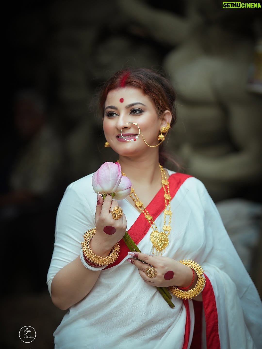 Nabanita Malakar - 15K Likes - दुर्गे परेशि शुभदेशि परात्परेशि
 वन्द्ये महेशदयिते करुणार्णवेशि ।
स्तुत्ये स्वधे सकलतापहरे सुरेशि
 कृष्णस्तुते कुरु कृपां ललितेऽखिलेशि ॥
 
🔱🙏🏻😇🧿✨💫

Shoot organised by  @madhurisa_officials_ ♥️

#agomoni #shoot  #durga #puja  #blessings  #peace #God #jayganesh #harharmahadev  #reelitfeelit #photoshoot #instamood #nabanitamalakar 

@its_.bee._ 
@saudipmondal07
@cine_rohann 
@sourav_mondal_collection 
@suman.khanra.3551