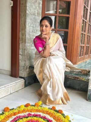 Nadhiya Instagram - 🌼may the colours of Pookalam brighten ur life with happiness 💛💐Happy Onam

#onam #pookalam #feastival #celebration