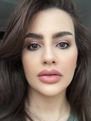 Nadine Das Instagram - صايره احب الميكب الهادي الي تكون ألوانه ترابيه مع حمره لونها خفيف ، باختصار الميكب الي يبرز الملامح وخليكي تشبهي نفسك بس احلى .